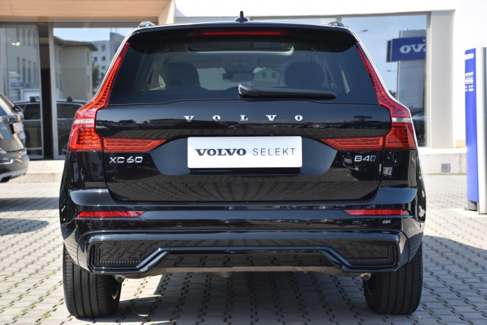 Volvo XC60 B4 AWD ULTIMATE REZERVACE