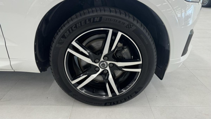 Volvo XC60 B4 AWD R-DESIGN AUT REZERVACE