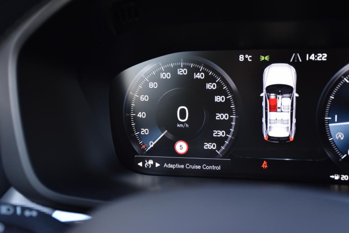 Volvo XC60 D4 AWD R-DESIGN AUT REZERVACE 2.0 d