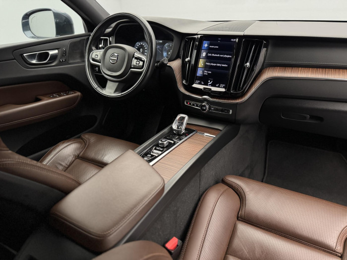Volvo XC60 B4 AWD MOMENTUM CZ 1.maj 2.0 Momentum