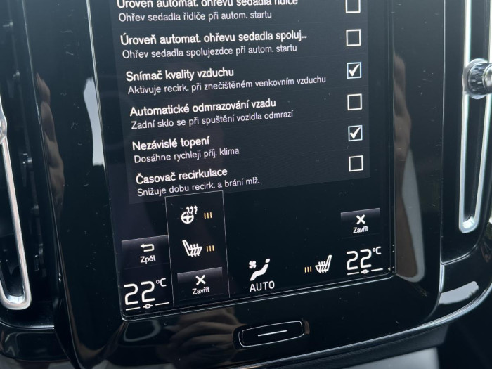 Volvo XC40 B4 AWD MOMENTUM REZERVACE 2.0 Momentum