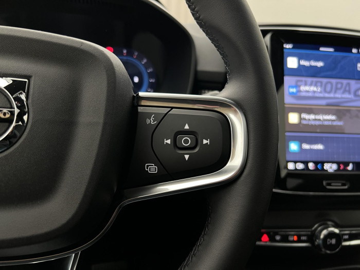 Volvo XC40 B3 ULTRA DARK AUT CZ