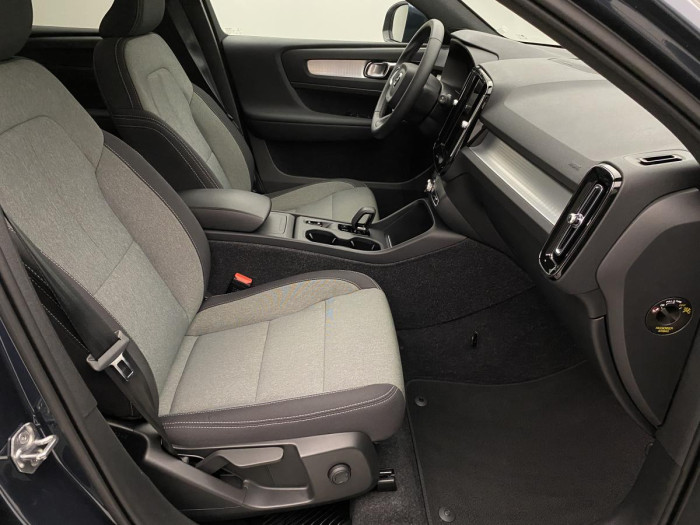 Volvo XC40 B4 MOMENTUM AUT REZERVACE 2.0 Momentum
