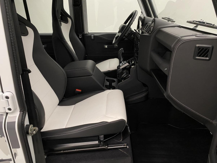 Land Rover Defender WORKS V8 TROPHY II 1 z 25 5.0 V8