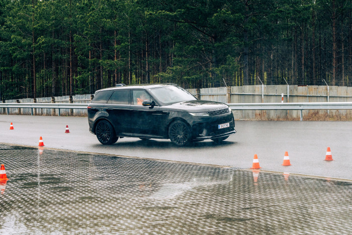 Osmiválce našich Land Roverů SV burácely v Doksech