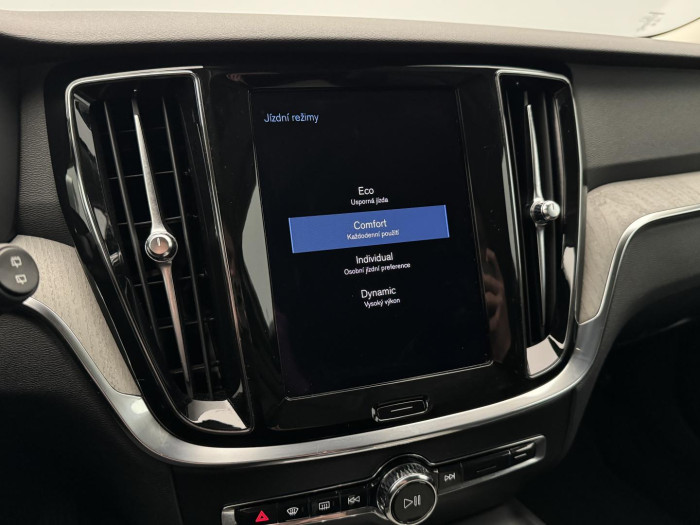 Volvo V60 B4 INSCRIPTION AUT REZERVACE