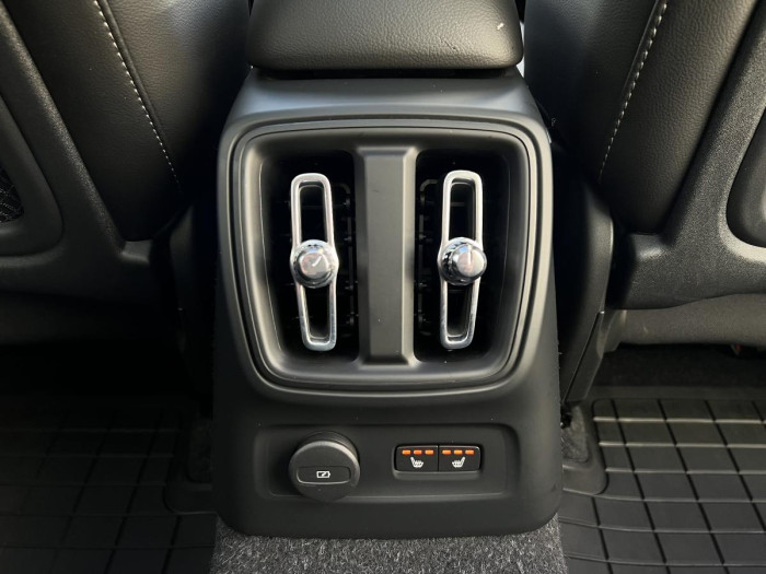 Volvo XC40 T5 R-DESIGN RECHARGE REZERVACE