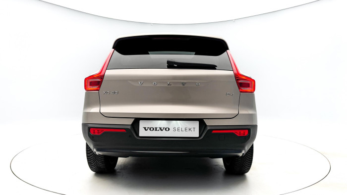Volvo XC40 B4 ULTIMATE DARK REZERVACE