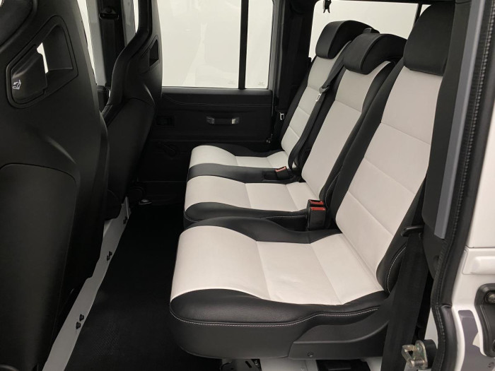 Land Rover Defender WORKS V8 TROPHY II 1 z 25 5.0 V8