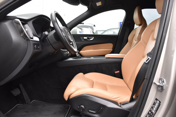 Volvo XC60 D4 AWD MOMENTUM REZERVACE 2.0 d Momentum