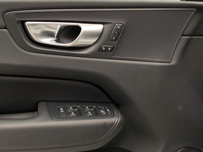 Volvo XC60 B5 AWD PLUS DARK CZ REZERVACE