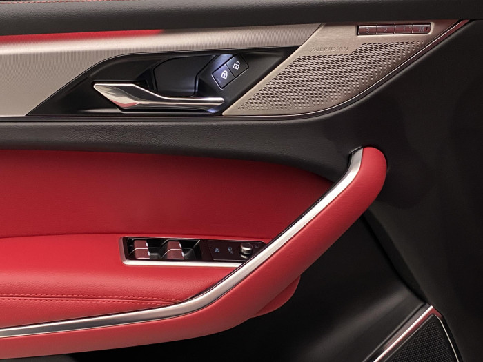 Jaguar F-Pace D300 S R-DYNAMIC AWD REZERVACE 3.0 d Dynamic