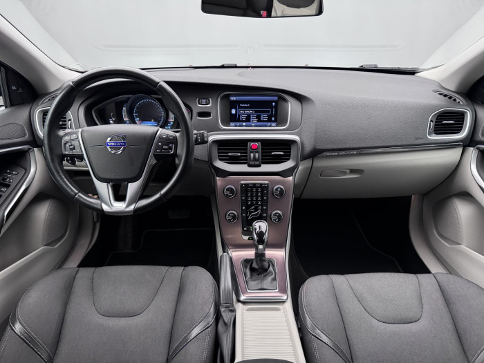 Volvo V40 CC D3 MOMENTUM AUT CZ 1.maj 2.0 d CC CC Momentum