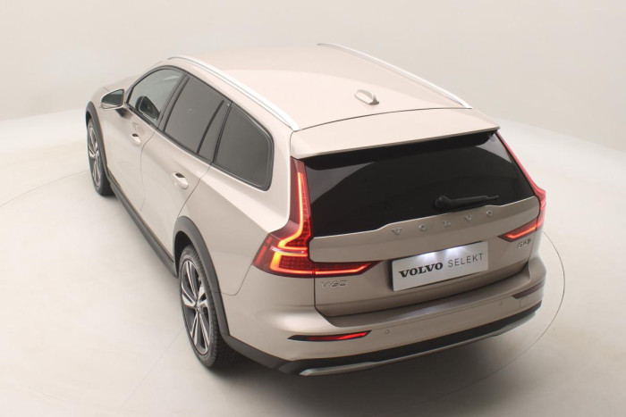 Volvo V60 CC B4 AWD PLUS AUT CZ 1.maj