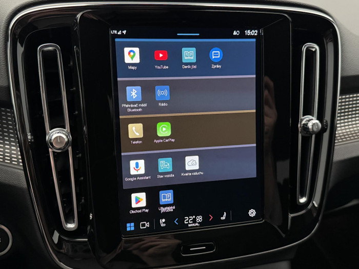 Volvo XC40 B4 ULTIMATE DARK REZERVACE