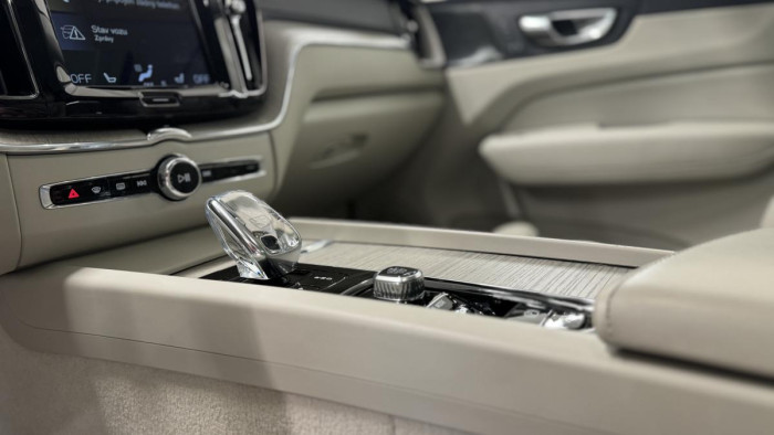 Volvo XC60 T8 AWD RECHARGE REZERVACE