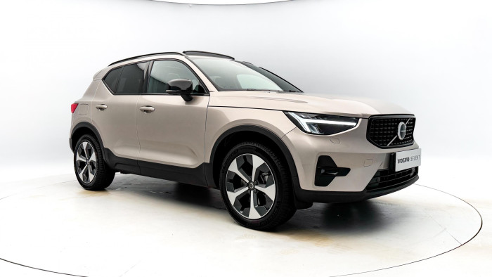 Volvo XC40 B4 ULTIMATE DARK REZERVACE