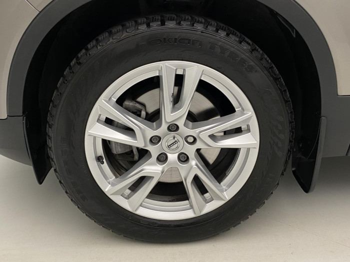 Volvo XC40 B4 AWD MOMENTUM AUT REZERVACE 2.0 Momentum
