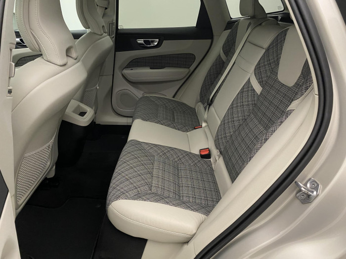 Volvo XC60 B4 AWD MOMENTUM AUT CZ 2.0 Momentum