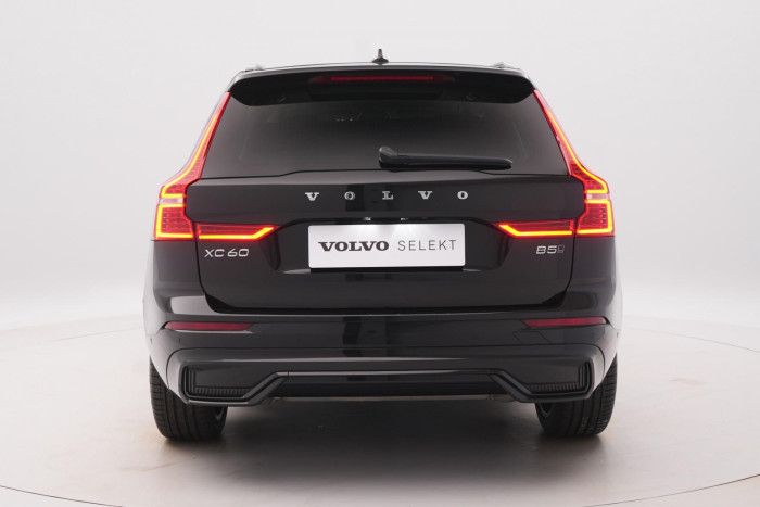 Volvo XC60 B5 AWD PLUS DARK REZERVACE