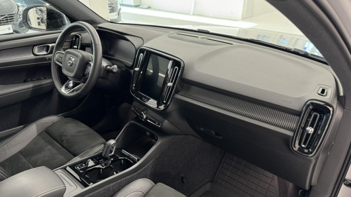 Volvo XC40 T4 R-DESIGN REZERVACE