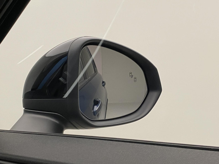 Lynk & Co 01 PHEV DCT AUT 1.maj REZERVACE