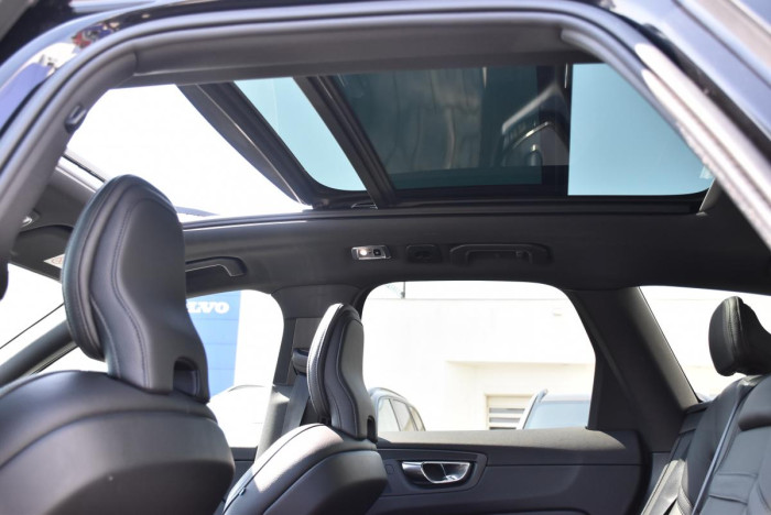 Volvo XC60 T6 AWD R-DESIGN REZERVACE