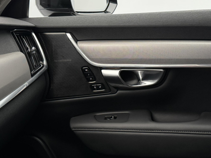 Volvo V90 T6 AWD RECHARGE DARK REZERVACE