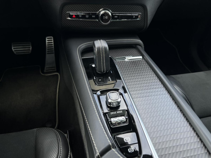 Volvo XC90 B5 AWD R-DESIGN 7MÍSTNÁ Aut