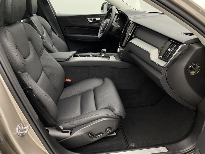 Volvo XC60 B5 AWD DARK PLUS AUT CZ