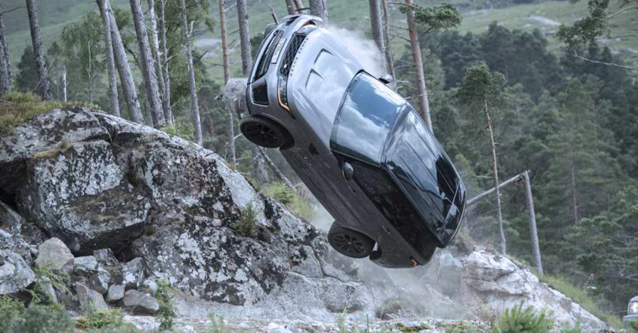 Nové záběry ze zákulisí ukazují, jak se Range Rover Sport připravoval na účinkování v nové bondovce