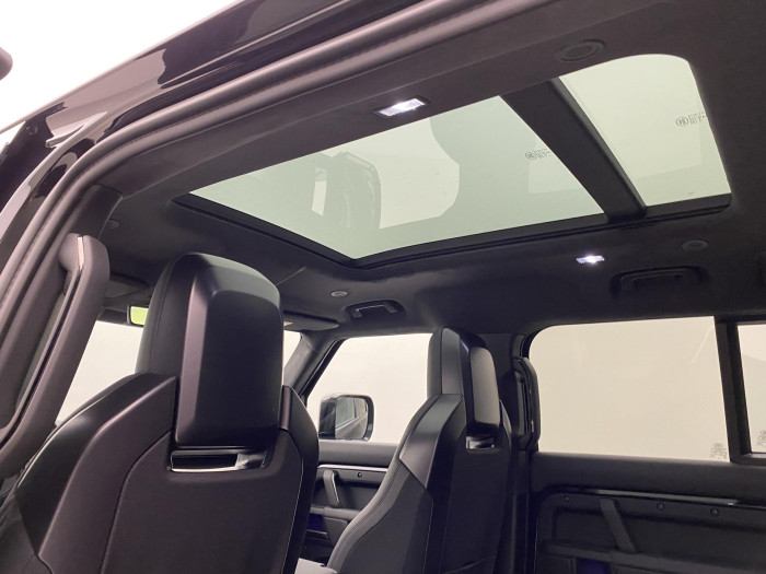 Land Rover Defender OCTA BLACK P635