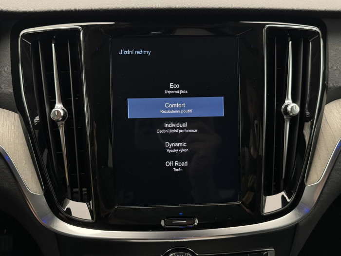 Volvo V60 CC D4 AWD MOMENTUM REZERVACE 2.0 d CC CC Momentum
