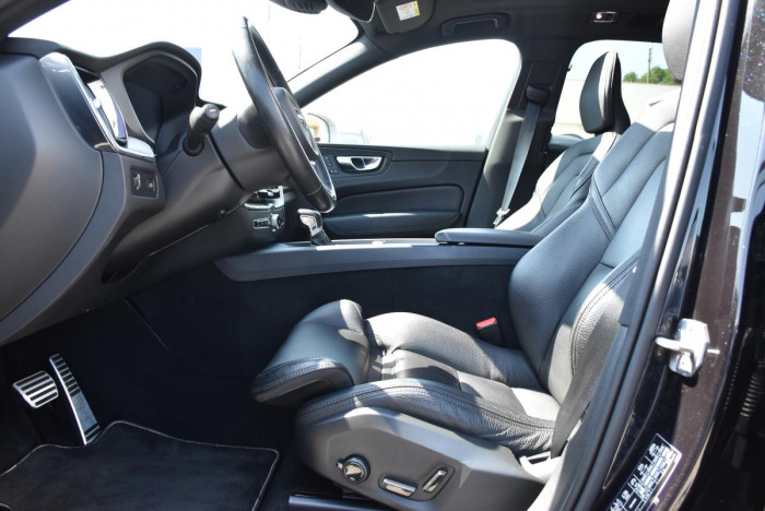 Volvo XC60 T6 AWD R-DESIGN REZERVACE