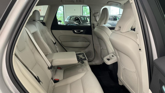 Volvo XC60 B4 CORE NEZÁVISLÉ TOPENÍ AUT