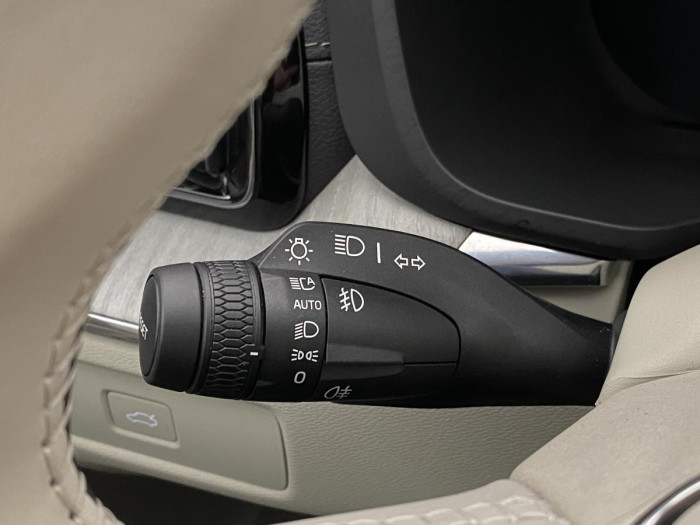 Volvo XC60 B4 AWD ULTIMATE AUT REZERVACE