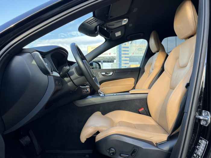 Volvo XC60 B4 AWD INSCRIPTION Aut CZ