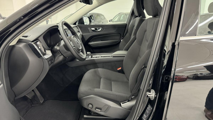Volvo XC60 B4 AWD MOMENTUM AUT REZERVACE 2.0 Momentum