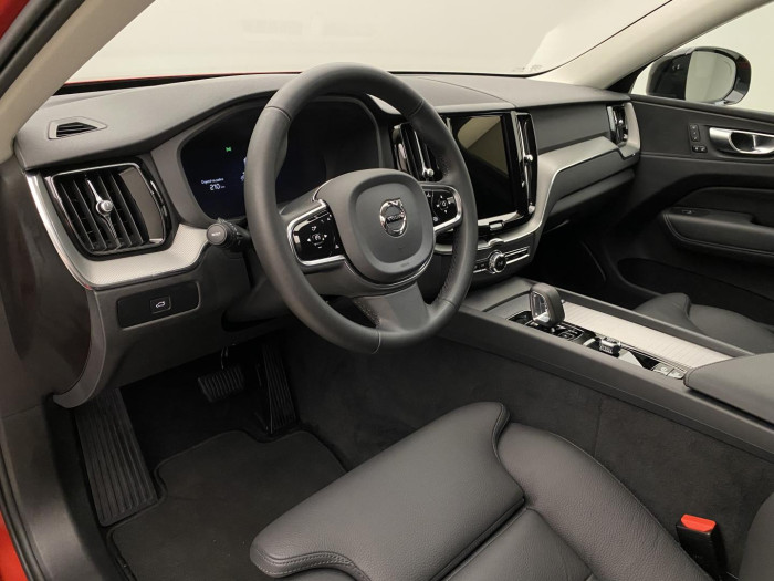 Volvo XC60 B4 AWD PLUS DARK AUT CZ 1.maj.