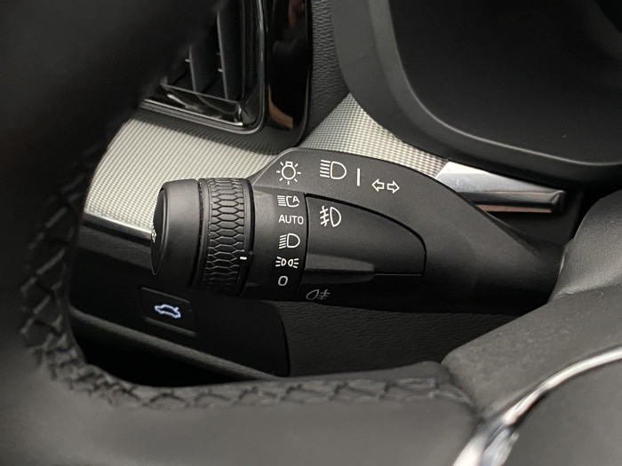 Volvo XC60 B4 AWD PLUS DARK REZERVACE