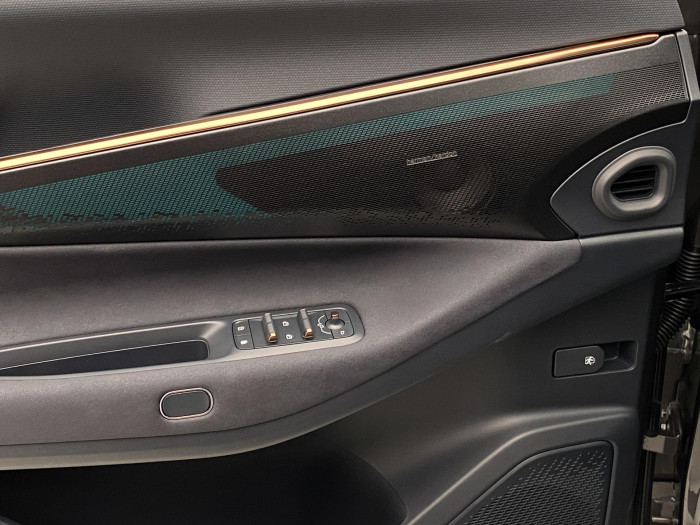 Lynk & Co 08 MORE PHEV