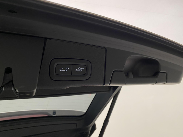 Volvo XC60 B4 AWD PLUS DARK AUT 1.maj