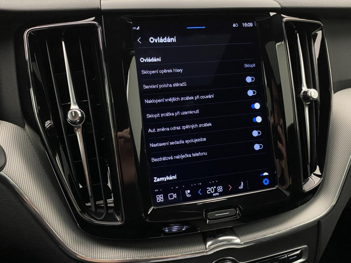 Volvo XC60 B4 AWD PLUS BRIGHT REZERVACE 2.0 Plus