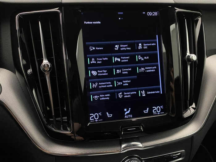 Volvo XC60 B5 AWD R-DESIGN REZERVACE