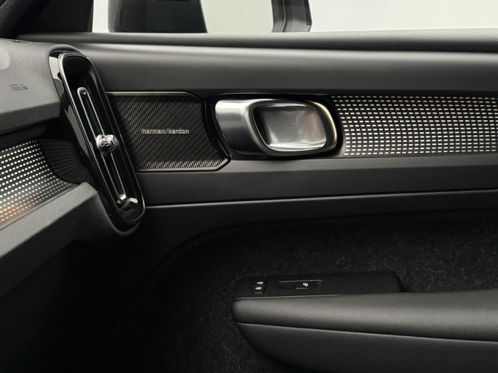 Volvo XC40 D4 AWD R-DESIGN AUT CZ 1. maj 2.0 d