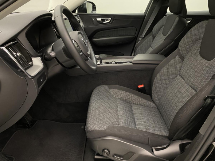 Volvo XC60 B4 MOMENTUM AUT CZ REZERVACE 2.0 Momentum