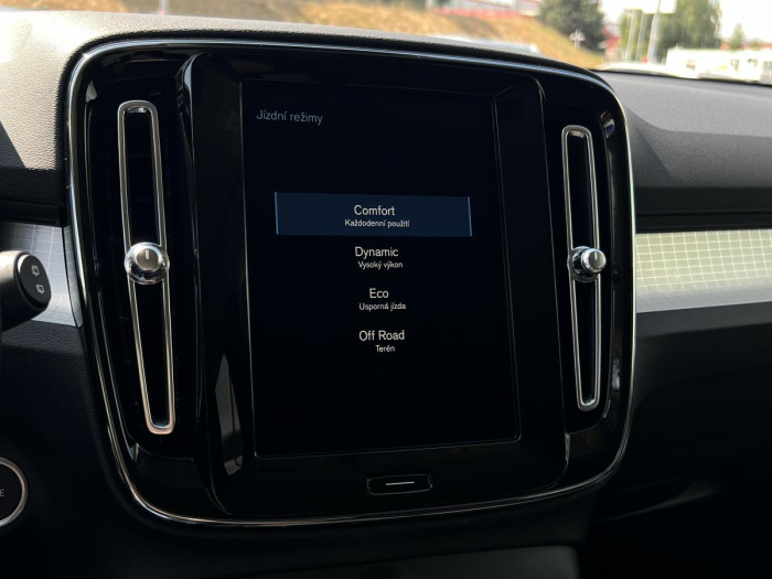 Volvo XC40 B4 AWD MOMENTUM Aut REZERVACE 2.0 Momentum