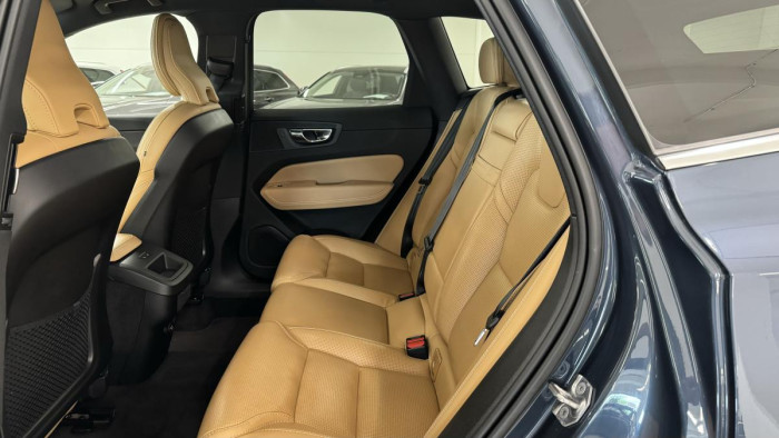 Volvo XC60 B4 AWD INSCRIPTION REZERVACE