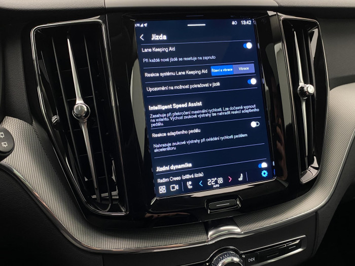 Volvo XC60 T6 AWD PLUG-IN REZERVACE