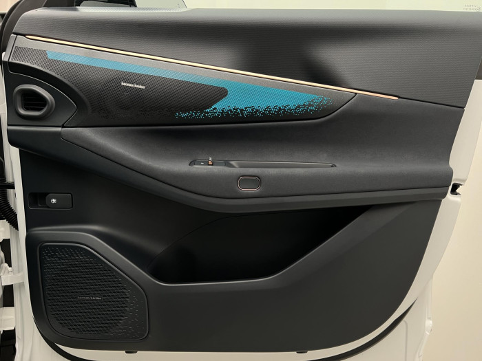 Lynk & Co 08 MORE PHEV